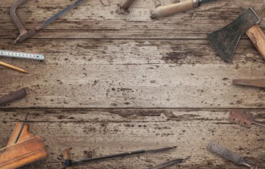 Eski araçlar Atölye Masa üzerinde. Metin için boş alan.