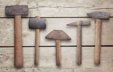 Bir ahşap yüzeye düzenlenmiş çekiç.