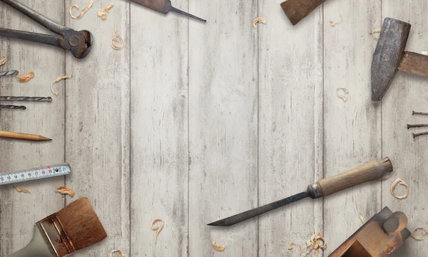 Oyma ahşap yüzeyde bir keski ile. Metin için özgür yer. Yanında eski araçlar.