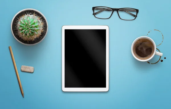 Tablet bilgisayar ile izole perde mockup için. Üstten Görünüm.