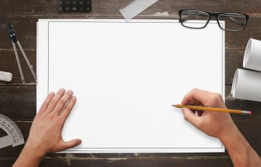 Boş beyaz kağıt üzerine çizim mimar. Üstten Görünüm sahne kağıt düzenlenmiş aksesuarları ile.