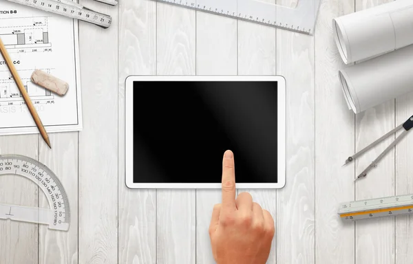 Mockup mimar çalışma masası üzerinde için boş ekran ile tablet. İnşaat projeleri ve çizim ekipmanları. 