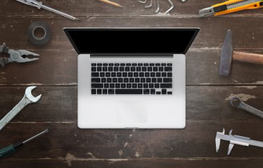 Hizmet dizüstü bilgisayar. Dizüstü bilgisayar ve araçları en iyi görünümünü çalışma masası üzerinde.