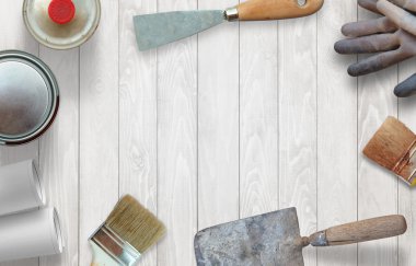 Bahar temizliği için hazırlamak ve onarma. Araçlar ve aksesuarlar masada.