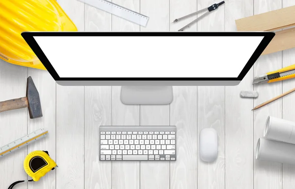 Ordenador con pantalla aislada, blanca y en blanco en el escritorio del sitio de construcción . —  Fotos de Stock