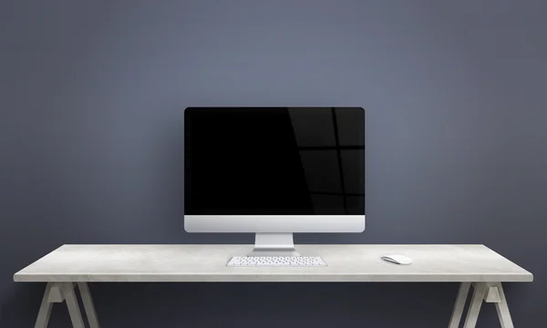 Pantalla de computadora en el escritorio de la oficina. Pantalla en blanco para maqueta. Escena limpia para promoción de diseño . — Foto de Stock