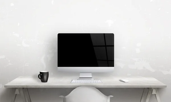 机の上のコンピューターとコーヒーのマグカップ。ハードワークのコンセプトです。デザインと仕事の昇進のためのきれいなシーン. — ストック写真