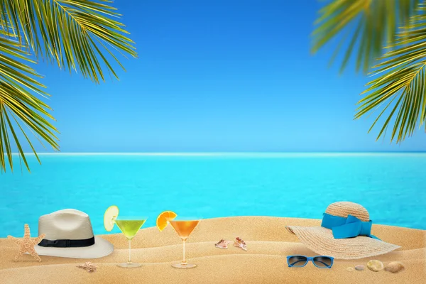 暑い夏の日にビーチでヤシの木の下でカクテルを飲みながら. — ストック写真