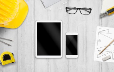 Tablet ve designer Danışma akıllı telefon. Mockup yanıt veren web sitesi promosyon için.
