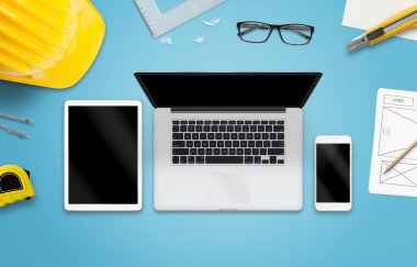 Dizüstü bilgisayar, tablet ve designer Danışma akıllı telefon. Mockup yanıt veren web sitesi promosyon için.