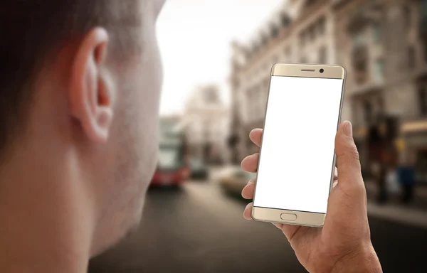 Hombre sosteniendo teléfono en la calle de la ciudad —  Fotos de Stock