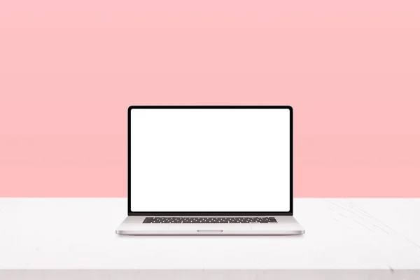 ノートパソコンモックアップ白い机の上にパステルピンクの背景 — ストック写真