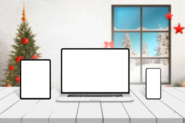 背景にクリスマスの装飾が施された白い机の上のノートパソコン タブレット スマートフォンのモックアップ レスポンシブデザインプレゼンテーションテンプレート — ストック写真