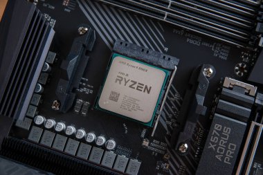 Saraybosna, Bosna-Hersek - 29 Aralık 2020: Masaüstü Ryzen 5000 seri işlemcisi, AM4 ana kart soketindeki Zen 3 mikromimarisine dayanıyor