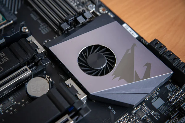 사라예보 보스니아 헤르체고비나 2020 Gigabyte Aorus Pro X570 메인보드 냉각기 — 스톡 사진