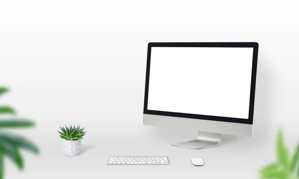横に植物 キーボードとマウスで作業机の上にモックアップを表示します ウェブデザインプロモーションのための独立した画面 — ストック写真