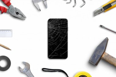Bozuk telefon görüntüsü konseptini tamir et. Aletlerle birlikte çalışma masası. Üst manzara, düz uzanma