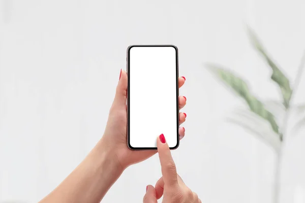 Mockup Telefone Mão Mulher Exibição Isolada Para Promoção Aplicativos Folha — Fotografia de Stock