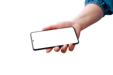Kadının eli telefonu gösteriyor. İzole ekran ve arkaplan. Yatay konum.