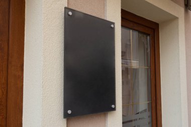 Boş siyah tahta, logo markalaşma promosyonu için dükkan girişinde tabela modeli.