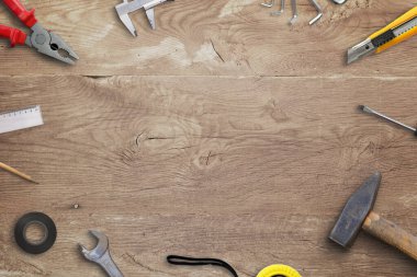 Aletleri olan ahşap masa ve ortası kopyalama alanı. Tamirci üst görünümü, düz konum