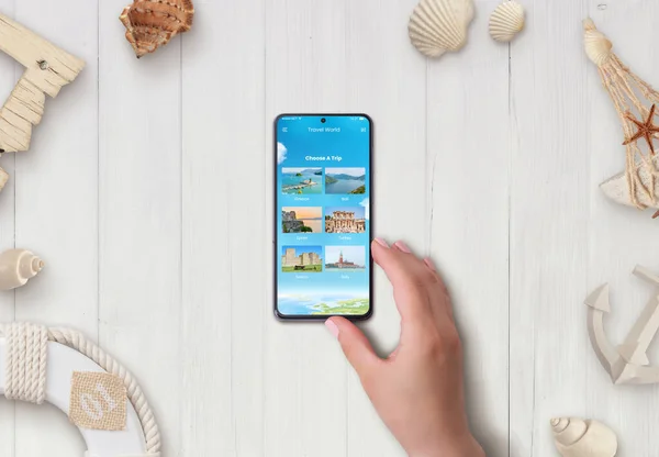 Teléfono Inteligente Escritorio Con Aplicación Destinos Viaje Planifica Concepto Viaje —  Fotos de Stock