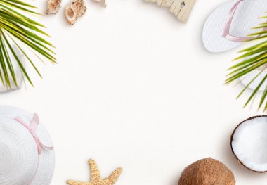 Yazlık plaj kompozisyonu ortasında metin alanı olan beyaz deniz yüzü üzerine