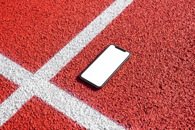 Koşu parkurunda telefon modeli. Uygulama tanıtımı için izole, beyaz ekran