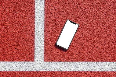Çalışan parça üzerindeki uygulama sunumu için izole edilmiş ekran ile telefon