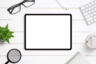 Çalışma masasında tablet maketi. Metin tanıtımı için izole, boş ekran içeren iş düzleşmesi