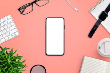 Ofis malzemeleriyle çevrili modern akıllı telefon çalışma masasında. Kırmızı yüzeyde yaratıcı düz bileşim