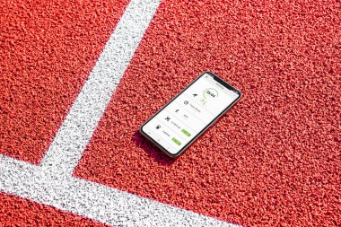 Atletizm alanında çalışan uygulama konseptiyle telefon. Zaman, mesafe ve kalori istatistikleri