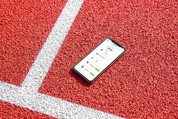 Telefono Con App Esecuzione Concetto Sul Campo Atletica Statistiche Tempo — Foto Stock