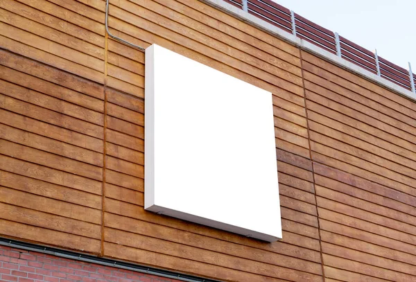 モックアップ ポスターデザインプレゼンテーションのための建物の壁に白い正方形の看板 — ストック写真