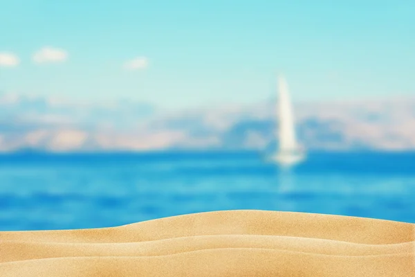 Vista de areia de praia limpa no mar e iate — Fotografia de Stock