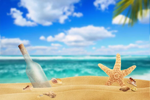 Flaskpost strandsatta på stranden — Stockfoto