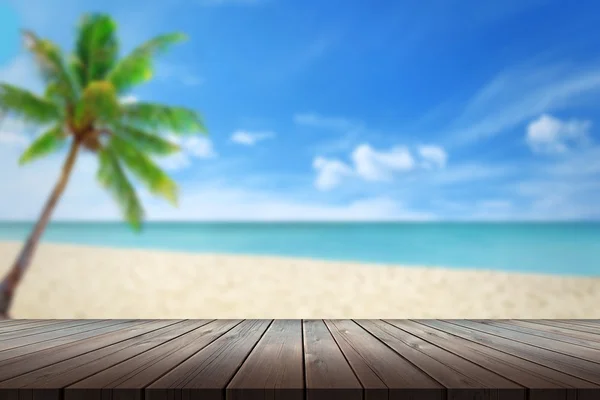 Schone houten tafel strand en palm op achtergrond — Stockfoto