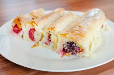 geleneksel kiraz pasta plaka sarılmış