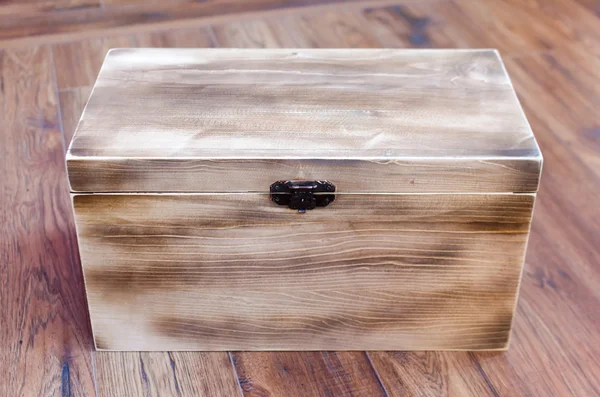 Houten koffer op de houten vloer — Stockfoto