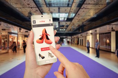 kadın elinde akıllı telefon ile online alışveriş