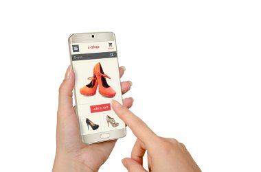 kadın elinde akıllı telefon ile online alışveriş
