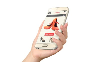 kadın elinde akıllı telefon ile online alışveriş