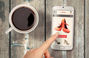 Tablo akıllı telefon ile online alışveriş