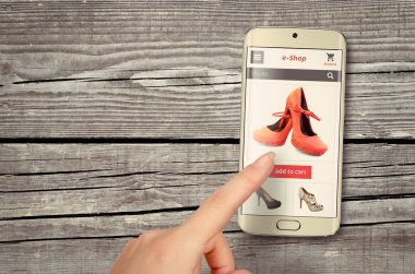 Tablo akıllı telefon ile online alışveriş