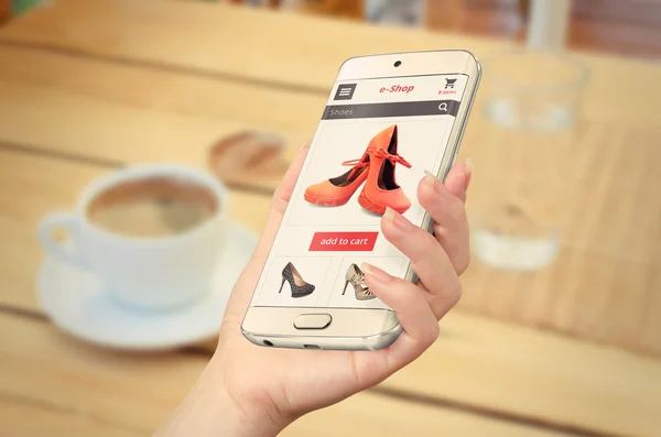 Онлайн покупки со смартфоном в руке женщины — стоковое фото