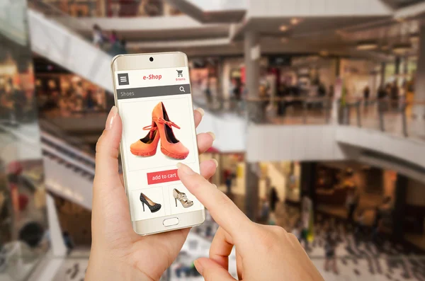 kadın elinde akıllı telefon ile online alışveriş