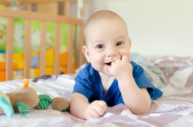 tatlı bebek çocuk gülümsüyor oyuncak yatakta yanında