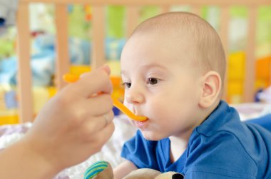 tatlı bebek çocuk gülümsüyor oyuncak yatakta yanında