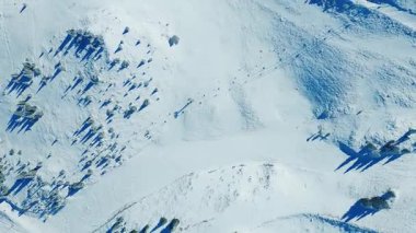 Kayak kaldırma ve patika manzaralı İHA karlı dağlık arazide kesme