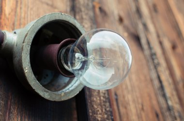 eski açık ampul ahşap duvar üzerinde